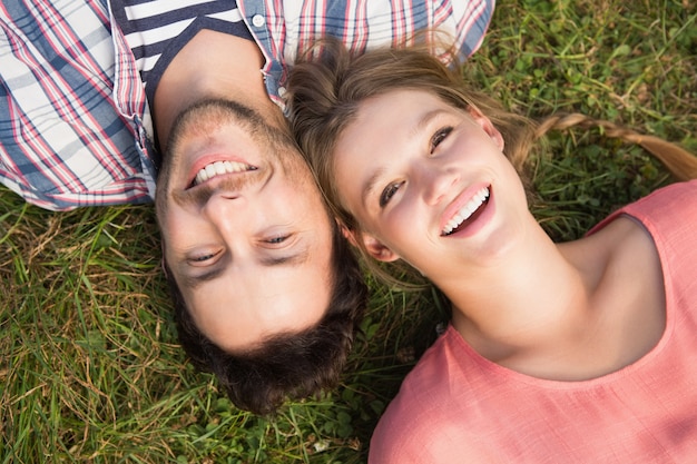 Joli couple dans le parc