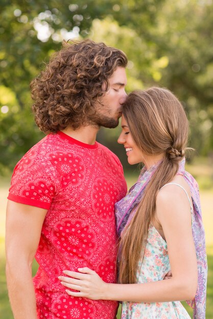 Joli couple dans le parc