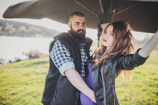 Joli couple dans le parc