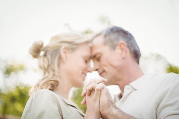 Joli couple dansant et tenant les mains à l&#39;extérieur