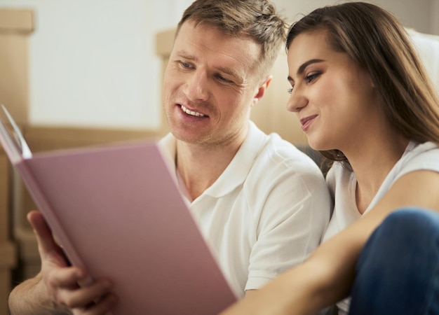 Joli couple déballant des cartons dans leur nouvelle maison