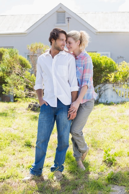 Joli couple debout ensemble dans leur jardin