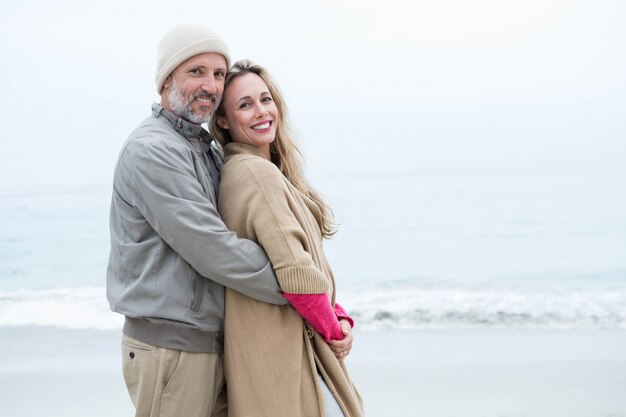 Joli couple debout et se tenant mutuellement