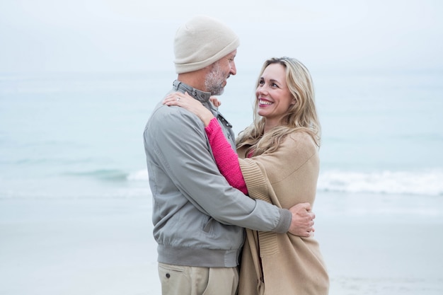 Joli couple debout et se tenant mutuellement