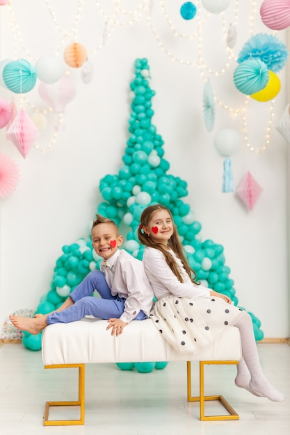 Joli couple d'enfants avec des ballons. Concept de la Saint-Valentin et de l'amour, tourné en studio