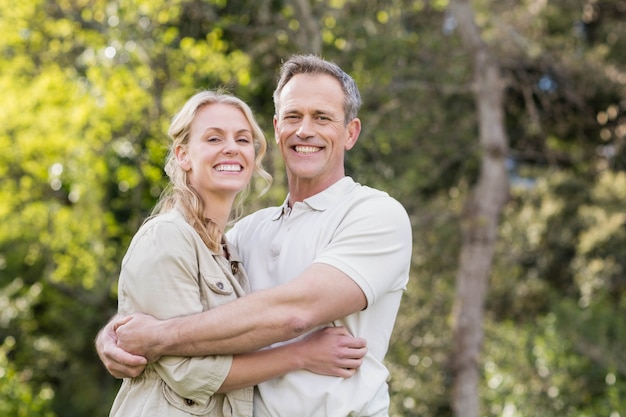 Joli couple, étreindre, à, bras dehors