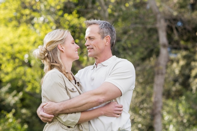 Joli couple, étreindre, à, bras dehors