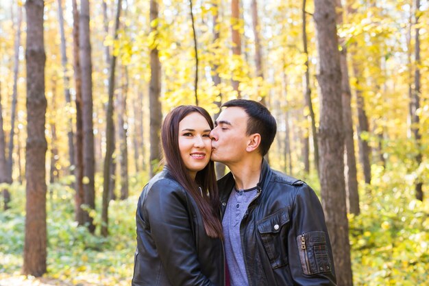 Joli couple à l'extérieur à l'automne. Jeune homme et femme dans la nature automne