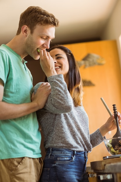 Joli couple faisant une salade