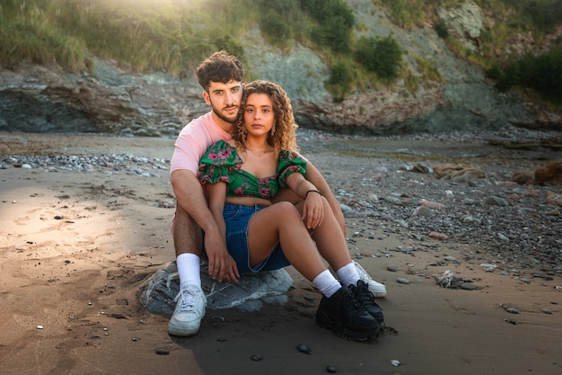 Joli couple hétérosexuel sur une plage rocheuse embrassant et s'embrassant au Pays Basque.