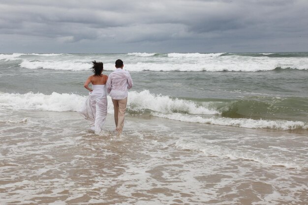 Joli couple heureux sur la plage