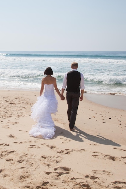 Joli couple heureux sur la plage