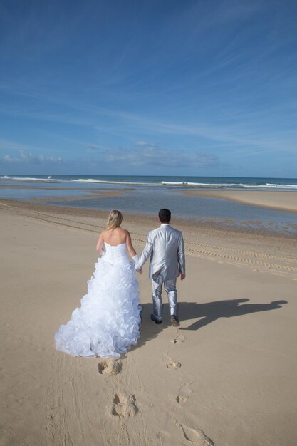 Joli couple heureux sur la plage