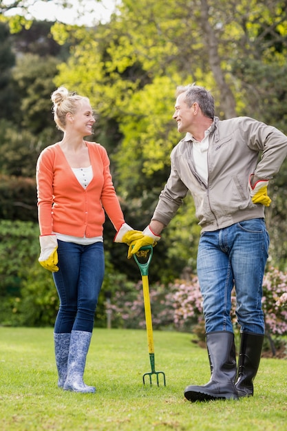 Joli couple jardinage dans le jardin