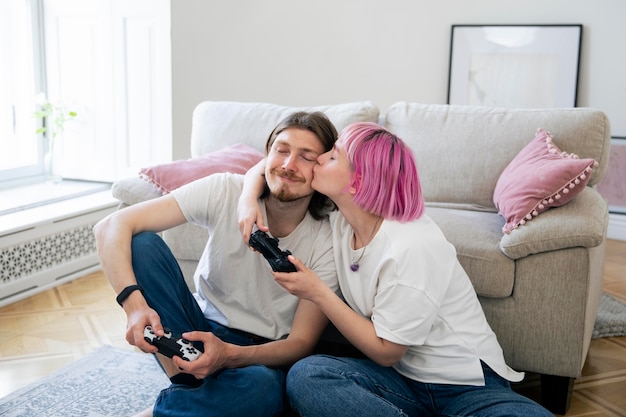 Joli couple jouant ensemble un jeu vidéo à la maison