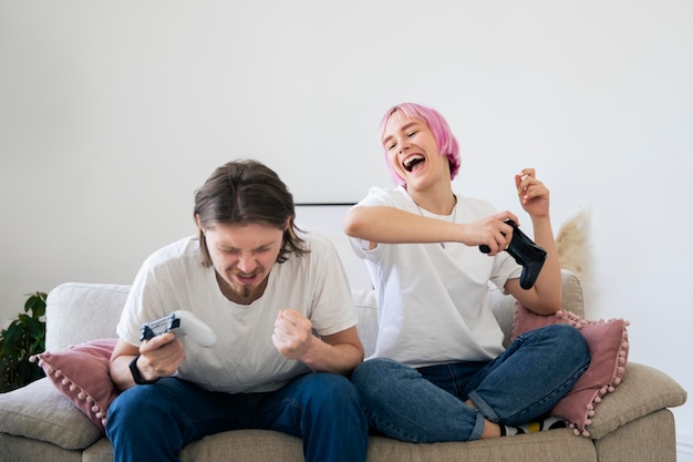 Photo joli couple jouant ensemble un jeu vidéo