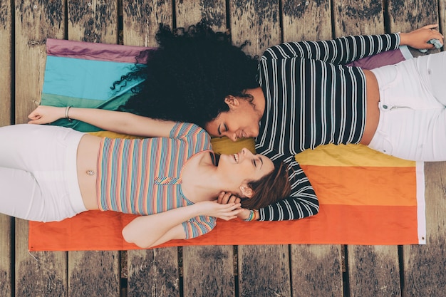 Joli couple lesbien couchés ensemble sur le tapis
