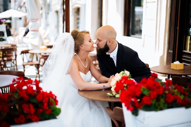 Joli couple marié au café. Jour de mariage