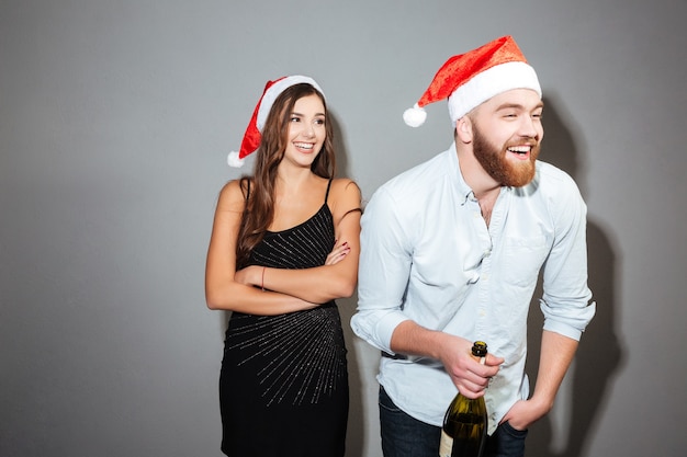 Joli Couple De Noël Avec Champagne