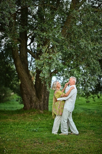 Joli couple de personnes âgées