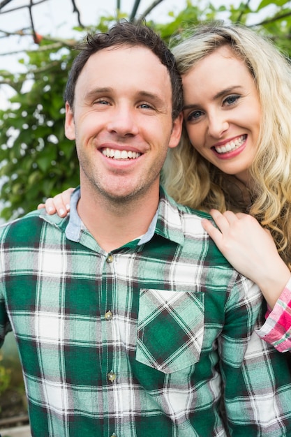 Joli couple posant pour la caméra