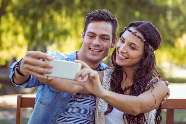 Joli couple prenant un selfie