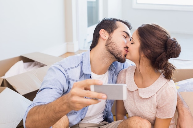 Joli couple prenant un selfie