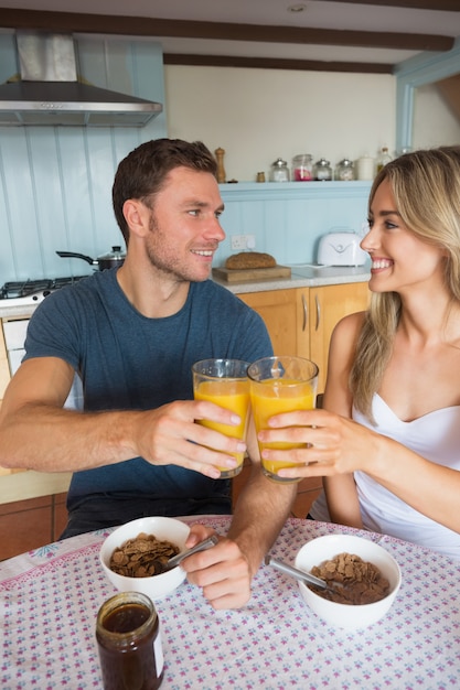 Joli couple prenant son petit déjeuner ensemble