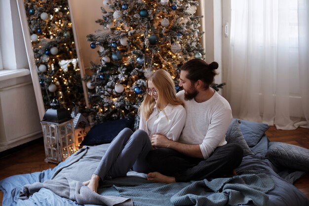 Joli couple près de l'arbre de Noël