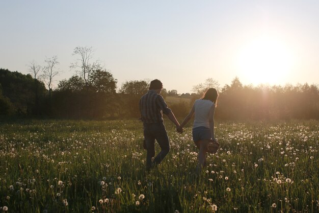 Joli couple en promenade à la campagne l'été