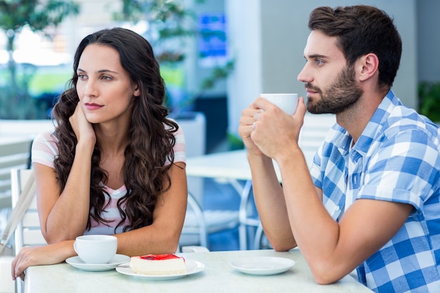 Joli couple à la recherche de suite