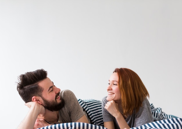 Joli couple en regardant les uns les autres