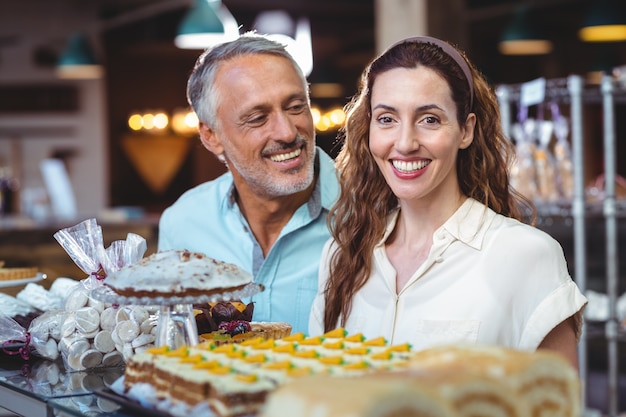 Joli couple en regardant les pâtisseries