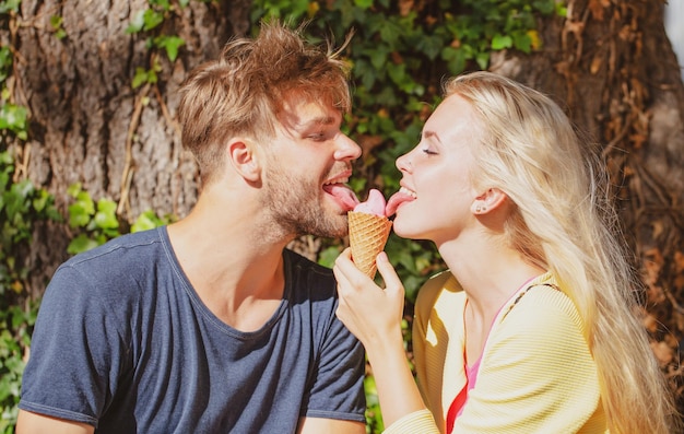 Joli couple romantique datant et mangeant des glaces Jeune paire partageant des glaces Vrai amour Homme avec femme dans les relations