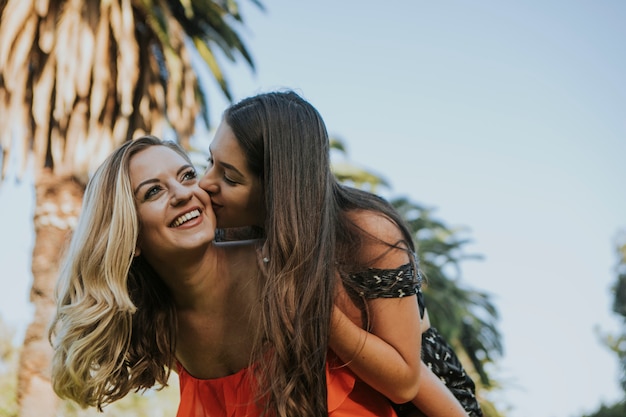 Joli couple s&#39;amusant dans le parc