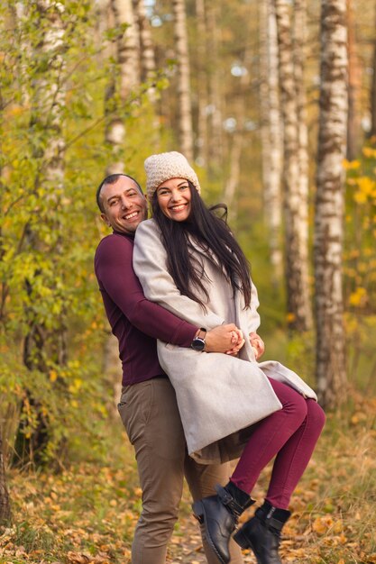 Joli couple s'amusant ensemble dans la nature.