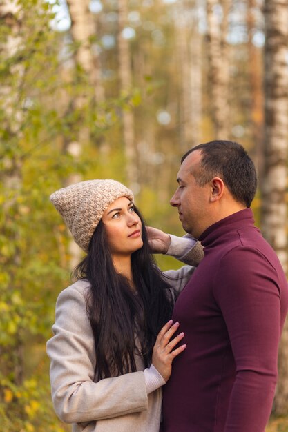 Joli couple s'amusant ensemble dans la nature.