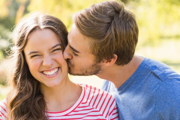 Joli couple s&#39;embrassant dans le parc