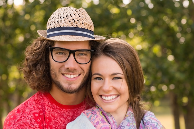 Joli couple souriant dans le parc