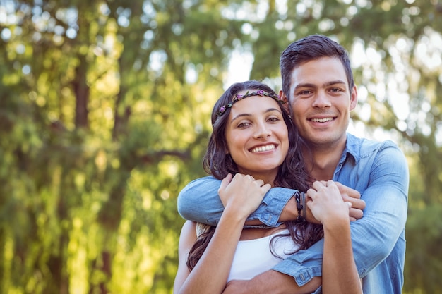 Joli couple souriant dans le parc