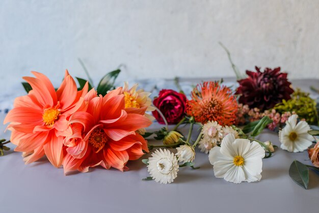 Joli fond floral avec des fleurs de jardin. Préparation du bouquet. Fermer