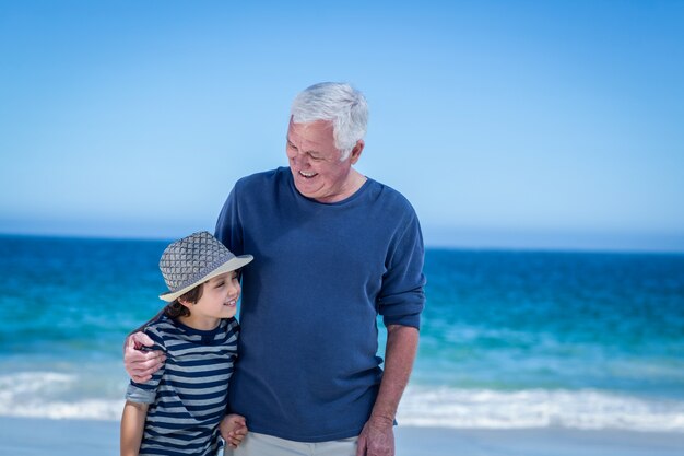 Joli garçon embrassant son grand-père