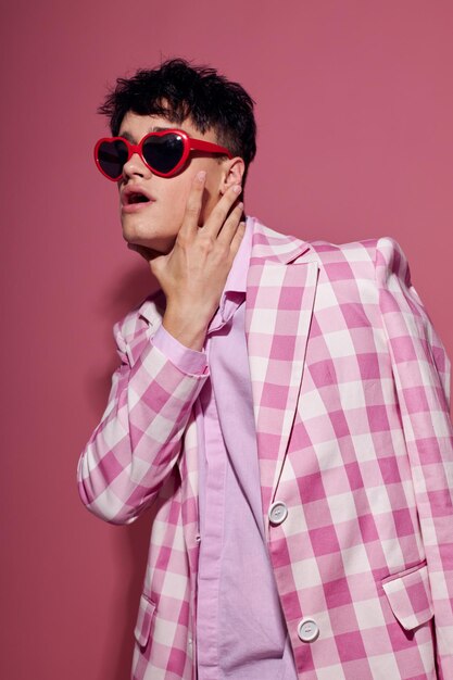Joli homme lunettes de soleil blazer rose fashion style élégant Lifestyle inaltéré