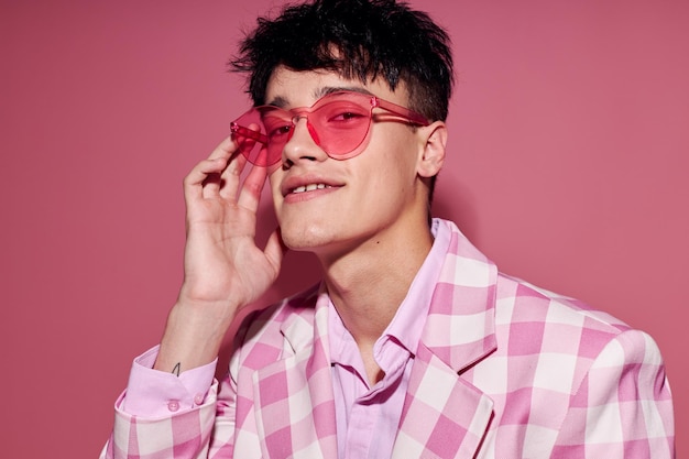 Joli homme plaid blazer rose lunettes fashion style moderne fond rose inchangé