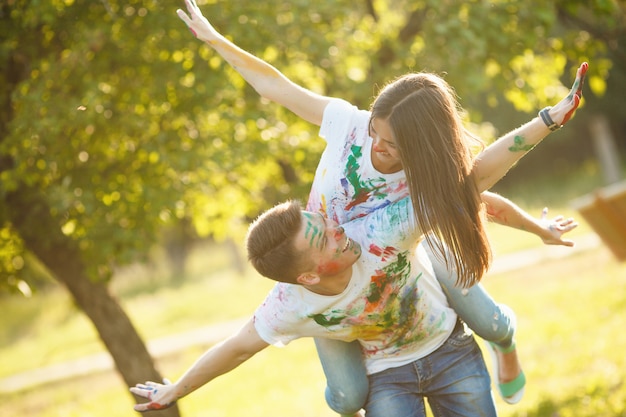 Joli jeune couple faisant un avion ou un avion. Belle fille et bel homme s'amuser en plein air. Se regarder