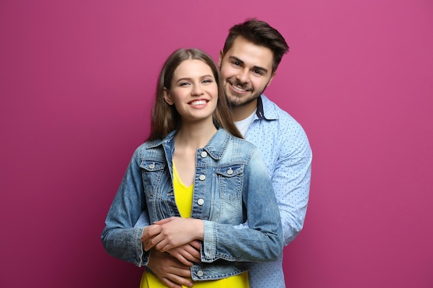 Joli jeune couple sur fond de couleur