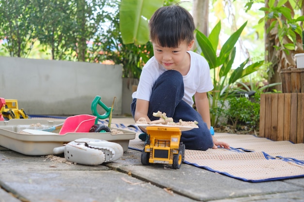 Un Petit Garçon Saute Sur Un âne En Caoutchouc Gonflable Au Milieu De La  Pagaille Dans La Salle Des Enfants. Jouet Rebondissant Po Photo stock -  Image du actif, kindergarten: 275243324