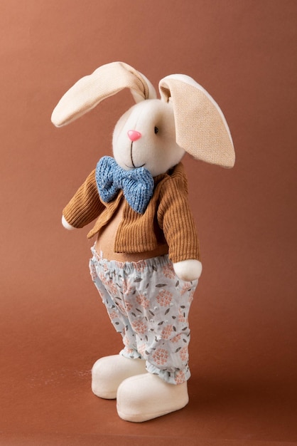 Joli jouet de lapin de Noël en vêtements