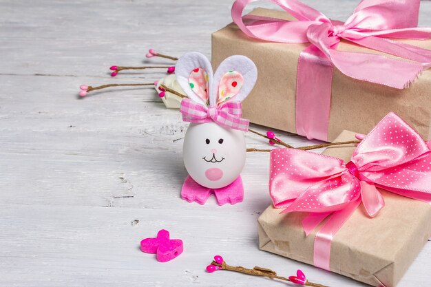 Joli lapin de l'oeuf, coffret cadeau, déco festive dans les tons roses