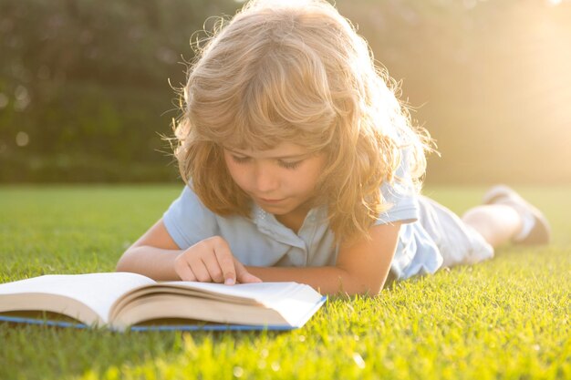 Joli livre de lecture pour enfant à l'extérieur du livre de lecture pour enfant dans le parc